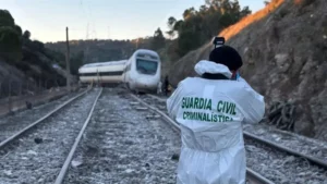 España investiga causa de choque de trenes en Córdoba