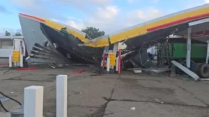 Patana impacta estación de combustible en la Autopista Joaquín Balaguer, en Santiago