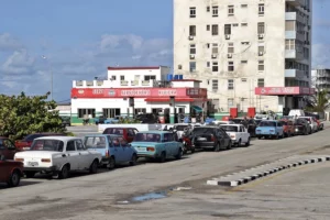 Fin del petróleo venezolano dispara colas por gasolina y agrava la crisis energética en Cuba