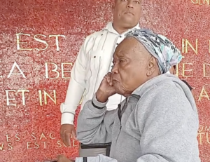 Seguridad presidencial retira a feligreses de templo previo a llegada del mandatario