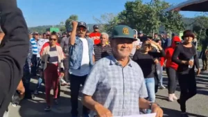 Organizaciones comunitarias marchan en Bonao demandando asfaltado y acción inmediata en el Río Yuna