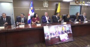 Abinader ya se encuentra en la JCE para recibir la primera nueva cédula del país