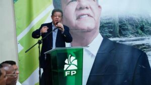 Leonel Fernández acusa al PRM de usar fondos de Senasa para financiar campañas electorales