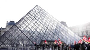 Museo del Louvre vuelve a cerrar por huelga; empleados exigen mejoras salariales