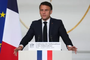 Macron busca acelerar ley para prohibir redes sociales a menores de 15 años antes del próximo año escolar