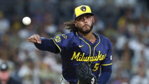 Mets adquieren a Freddy Peralta en un intercambio clave con los Cerveceros