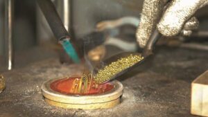 Oro rompe récord histórico y supera los 5,000 dólares la onza en medio de incertidumbre global