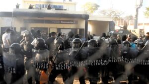 Pandillas asesinan policías en Guatemala tras ofensiva contra motines carcelarios