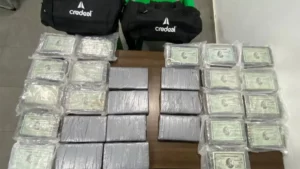 Incautan 28 kilos de presunta cocaína y detienen a tres hombres en muelle de San Pedro