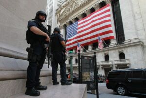 NY fija salario mínimo para seguridad privada por primera vez desde 1964