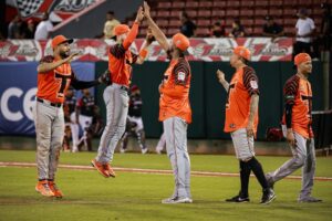 Toros sobreviven a los Gigantes y mantienen la esperanza en el Round Robin