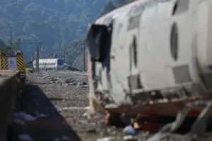 Aumentan a 42 los muertos y solo 10 identificados en accidente de trenes en España