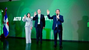 Exsenador José del Castillo Saviñón se juramenta en la Fuerza del Pueblo junto a su equipo político