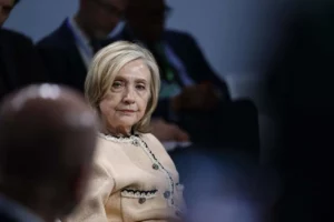 Clinton niega vínculos con Epstein y apunta hacia Trump en el Congreso