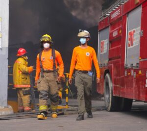 Unos 47 técnicos de la Defensa Civil apoyan a bomberos en incendio en Haina