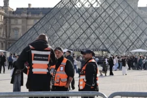 Desmantelan red de fraude con boletos del Louvre; hay nueve detenidos