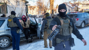 Gobierno de Trump asegura redadas migratorias continuarán pese al cierre parcial del DHS