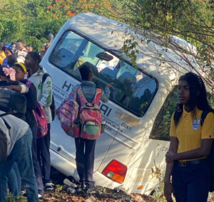 Nueve estudiantes resultan heridos tras accidente en carretera Yamasá–Santo Domingo