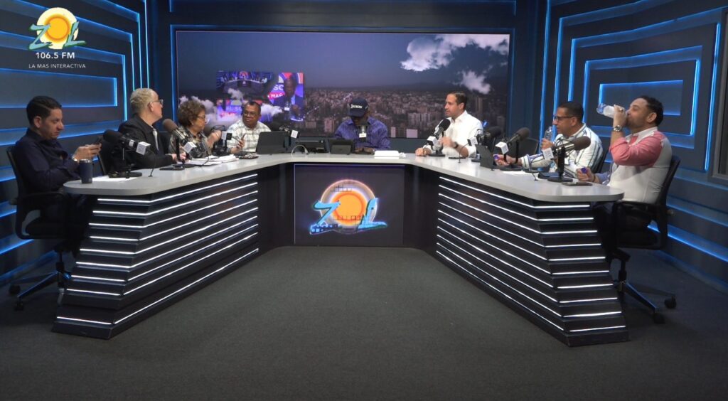 ariel manzanillo junto al staff de el sol de la mañana. fotorcc noticias