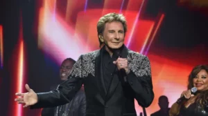Barry Manilow suspende temporalmente su gira por problemas de salud