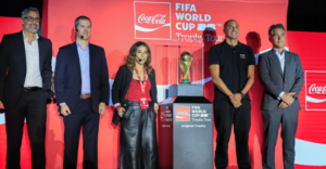 Bogota se viste de gala con la llegada del trofeo de la Copa Mundial de la FIFA
