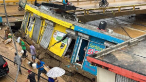 Colapsan comercios y viviendas en Gaspar Hernández debido a intensas lluvias