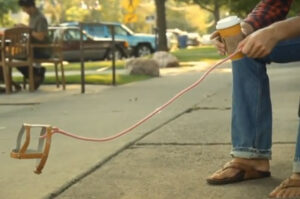 Hobby dogging: la extraña tendencia de pasear perros invisibles que crece en Europa