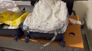 Detienen en el AILA a mujer dominico-italiana con prendas impregnadas de cocaína