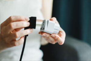 El secreto de los pequeños agujeros del enchufe: la función que casi nadie conoce