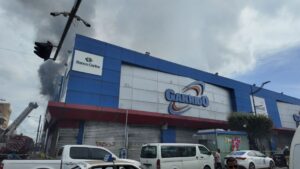 Incendio en almacén de Tiendas Garrido activa protocolos de emergencia en la avenida Duarte