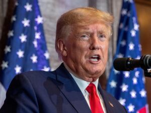 La administración Trump facilitará el despido de 50,000 empleados federales