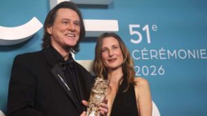Jim Carrey recibe César de Honor y emociona con homenaje a su padre