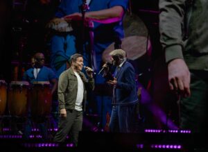 Juan Luis Guerra y 4.40 hacen vibrar el Estadio Cibao con una noche inolvidable