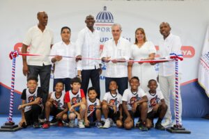 Abinader entrega moderno techado en La Romana y cumple sueño deportivo de 44 años