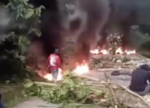 Ciudadanos protestan por falta de calles y aceras en Peralvillo, Monte Plata