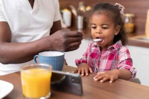 Antibióticos y ultraprocesados elevan riesgos de salud en niños