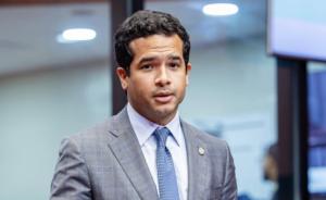 Omar Fernández destina recursos del fondo Gadiel al apoyo de niños con VIH