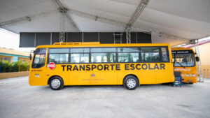 Causa indignación niños que lanzan basura desde transporte escolar