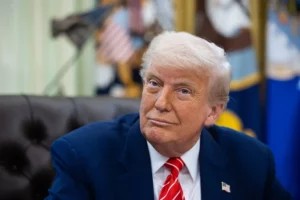 Trump dice que no pedirá disculpas por un video que muestra a los Obama como simios