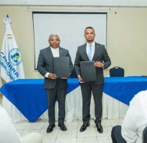 Ucateba y la Cámara de Comercio de Barahona firman convenio para impulsar el desarrollo regional