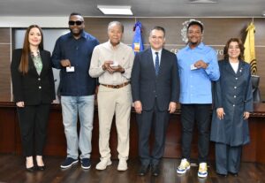 Entregan nueva cédula a miembros del Salón de la Fama y personas con discapacidad