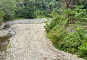 Alcalde y comunitarios de Cambita-Pueblecito piden intervención de Abinader por carretera construida en cauce de río