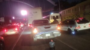Accidente con camión patana complicó el tránsito este jueves en la avenida John F. Kennedy