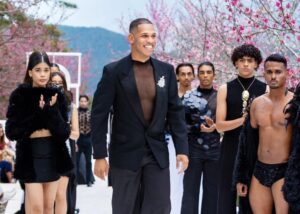 Jankovic Feliz brilla en el Festival del Cerezo con su nueva colección "Utopía"