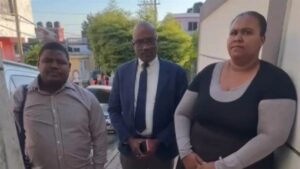 Tres meses de coerción a pareja por quemar manos a menor