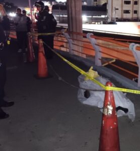 Hombre muere mientras cruzaba puente peatonal en Kennedy con Churchill