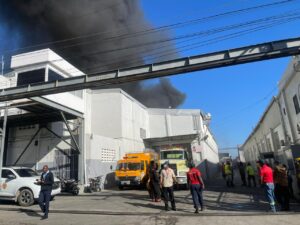 Incendio en fábrica de plásticos Katae se mantiene controlado en un 50 %; persiste gran humareda