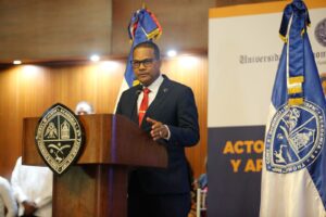 Radhamés Silverio presenta candidatura a rector de la UASD