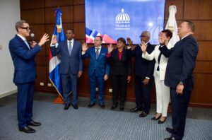 Ministro de Trabajo juramenta nuevos viceministros; destaca avances en empleo y reducción de la pobreza