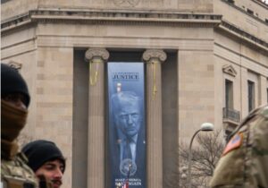 Banner de Trump en el Departamento de Justicia simboliza la erosión de la independencia